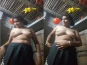 Desi Bhabhi Shows Her Boobs and Fingering